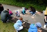 Galerie Vorschaubild: Kinder zerklopfen steine