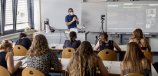 Galerie Vorschaubild: Lehrer unterrichtet vor Klasse 