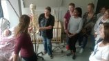 Galerie Vorschaubild: Frau zeigt einer Gruppe von Schülern ein Plastik skelett