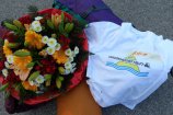Galerie Vorschaubild: Blumenstraß und Tshirt mit dem Aufdruck Deggendorf hilft