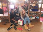 Galerie Vorschaubild: Nina Locher vom Verein Kusaidia - Helfen in Afrika – e.V. mit einer Ordensschwester im Schlafsaal der Schule