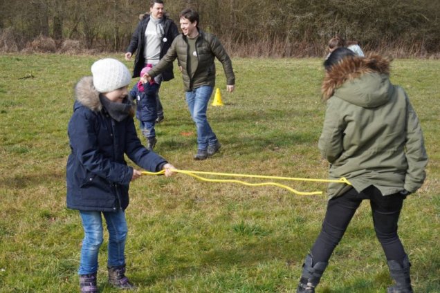 Galerie Bild: Kinder spielen draußen