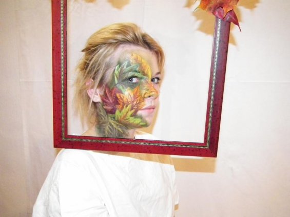 Galerie Bild: Frau mit angmaltem Gesicht in Bilderrahmen