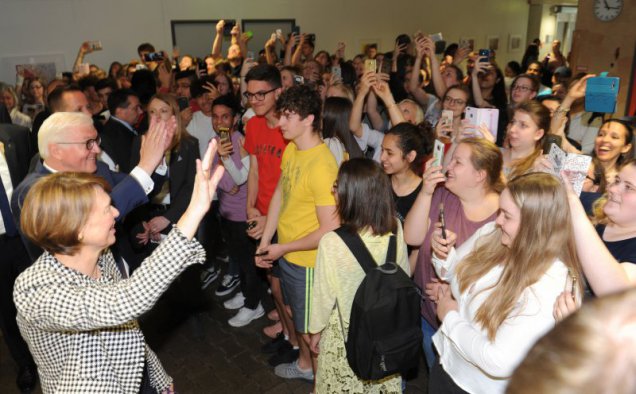 Galerie Bild: Schülerinnen und Schüler vor Frank-walter Steinmeier