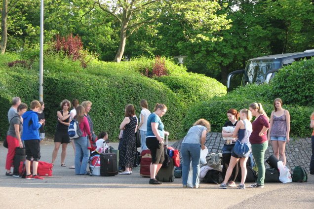 Galerie Bild: alle warten auf den Bus