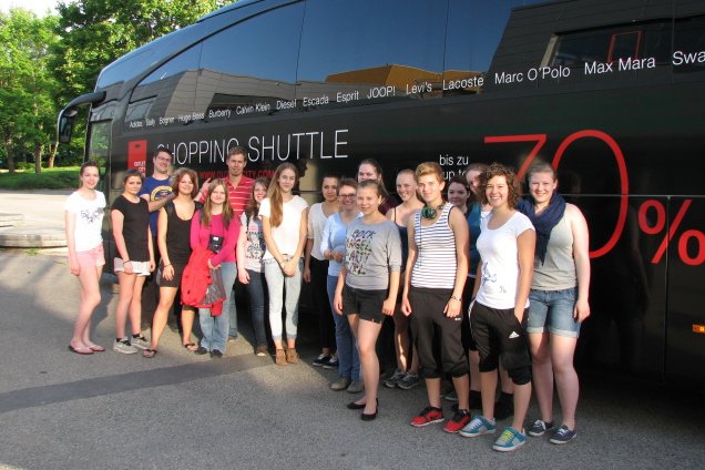 Galerie Bild: Gruppenfoto vor Bus