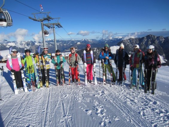 Galerie Bild: Gruppenfoto mit Ski