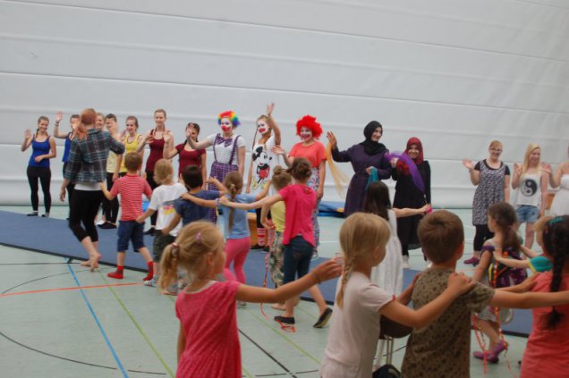 Galerie Bild: Kinder laufen Schlange zu den Darstellern