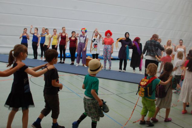 Galerie Bild: Kinder laufen schlange zu den Clowns