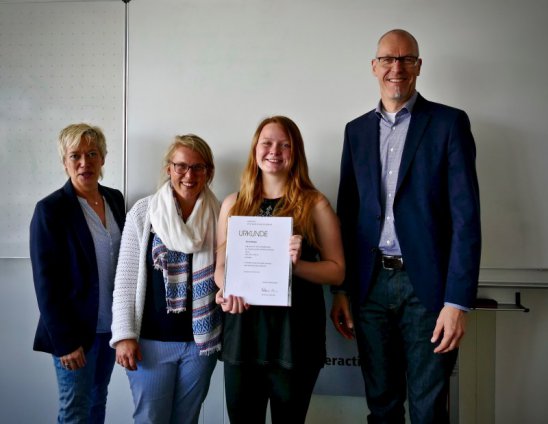 Galerie Bild: von links nach rechts: Abteilungsleiterin Berufliches Gymnasium Gabriele Rösch, Fachlehrerin Katrin Maurer, Preisträgerin Schirin Marelja, Schulleiter Kai Rousm 