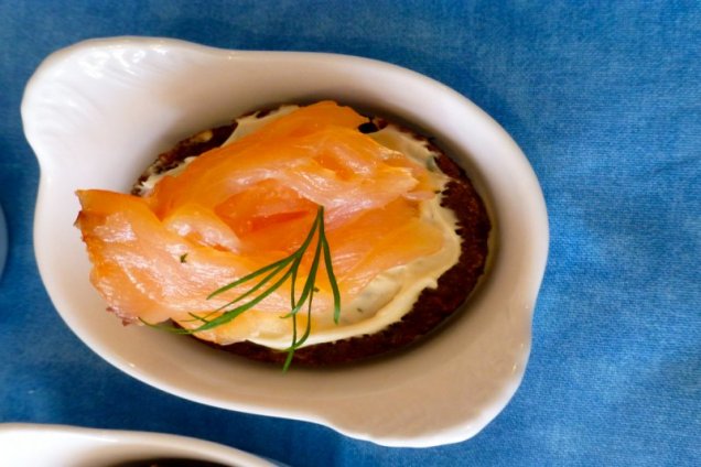 Galerie Bild: Brot mit Lachs serviert