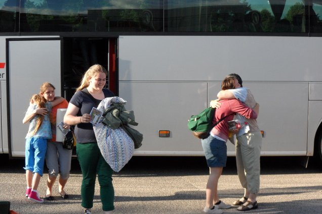 Galerie Bild: vor einem bus umarmen sich Leute
