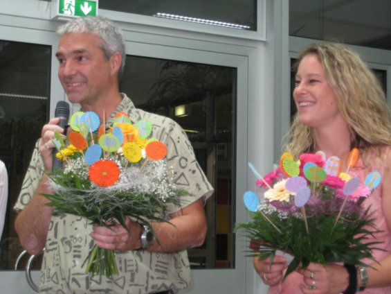 Galerie Bild: Klassenlehrer mit Blumenstrauß