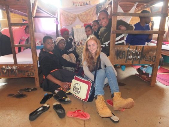 Galerie Bild: Nina Locher vom Verein Kusaidia - Helfen in Afrika – e.V. mit einer Ordensschwester im Schlafsaal der Schule