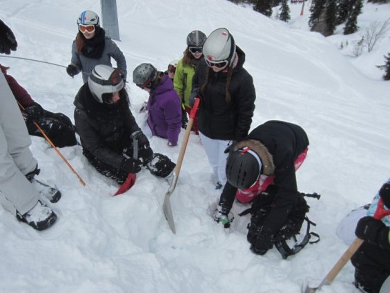 Galerie Bild: Schülergruppe im Schnee mit schaufeln