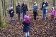 Kinder mit Väter spielen im wald