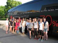Gruppenfoto vor Bus