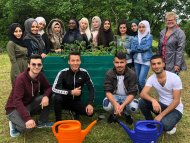 Schülerinnen und Schüler der VAB2 vor selbst angelegtem Hochbeet im schuleigenen Garten 